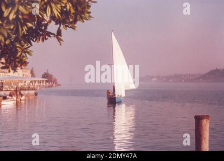 BARDOLINO, ITALIEN 08. AUGUST 1975: Segelboot am Gardasee Stockfoto