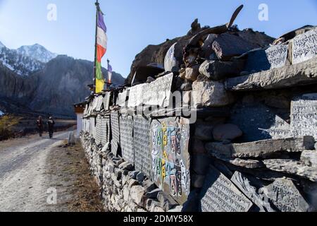 Mani Steine und Gebetsfahnen im Himalaya, Nepal Stockfoto