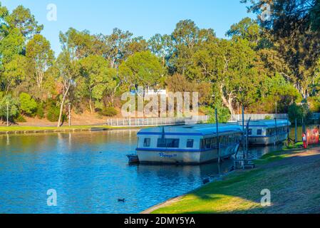 ADELAIDE, AUSTRALIEN, 6. JANUAR 2020: Touristenboote, die am torrens River in Adelaide, Australien, anlegen Stockfoto