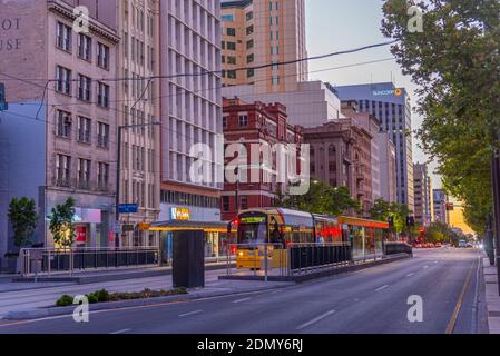 ADELAIDE, AUSTRALIEN, 6. JANUAR 2020: Blick auf eine Straße im Zentrum von Adelaide, Australien Stockfoto