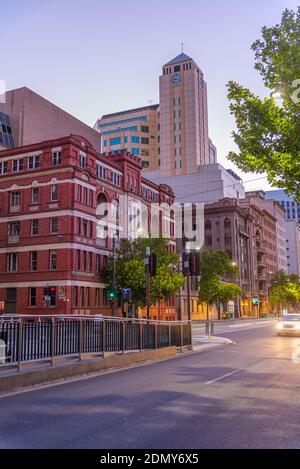 ADELAIDE, AUSTRALIEN, 6. JANUAR 2020: Blick auf eine Straße im Zentrum von Adelaide, Australien Stockfoto