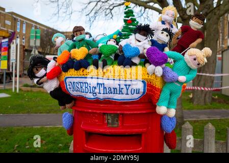 Southend University Hospital, Southend on Sea, Essex, Großbritannien. Dezember 2020. ‘Teil der „Big Thank You“-Kampagne von Mid and South Essex (MSE) wurde ein Briefkasten vor dem Southend Hospital mit einer bunten Sammlung von gestrickten Krankenhaus- und Pflegekräften „abgebombt“. Die Kampagne zielte auf Gemeinden ab, die ihre Dankbarkeit gegenüber den Beschäftigten im Gesundheitswesen mit festlichen Themen zum Ausdruck bringen. Die Gruppe ‘Crochet n Chatter’ in der Nähe von Thundersley machte die Anzeige aus Wolle, um die Briefkasten, die von den vorbeigehenden NHS-Mitarbeiter gesehen werden passen Stockfoto