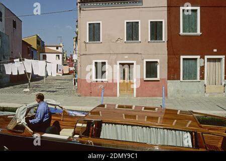 Wassertaxi und bunten Häusern in Burano Insel Lagune von Venedig Italien Stockfoto