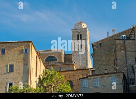 Alte Gebäude und der Glockenturm der Kathedrale in Fermo, Marken, Italien Stockfoto