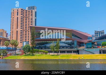 ADELAIDE, AUSTRALIEN, 7. JANUAR 2020: Adelaide Convention Center am Riverside of Torrens in Australien Stockfoto