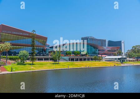 ADELAIDE, AUSTRALIEN, 7. JANUAR 2020: Adelaide Convention Center am Riverside of Torrens in Australien Stockfoto