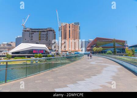 ADELAIDE, AUSTRALIEN, 7. JANUAR 2020: Adelaide Convention Center am Riverside of Torrens in Australien Stockfoto