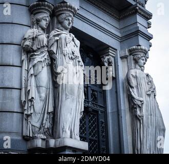 Karyatiden Skulpturen Statuen von Frauen am Eingang des Instituto Cervantes in Madrid. Historisches Gebäude in der spanischen Hauptstadt. Neoklassizistischen Stil Stockfoto