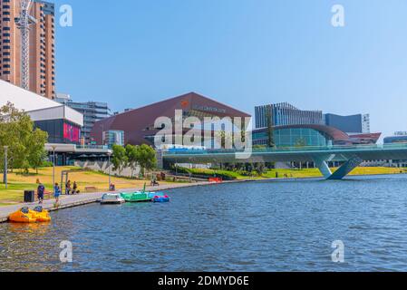 ADELAIDE, AUSTRALIEN, 7. JANUAR 2020: Adelaide Convention Center am Riverside of Torrens in Australien Stockfoto