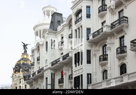 Die weiße Fassade des La Union y El Fenix-Gebäudes in der Alcala-Straße in der Innenstadt von Madrid. Die repräsentativste Skyline in der Hauptstadt Spaniens Stockfoto