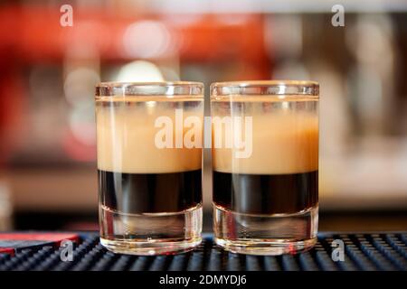 Bunte alkoholische Getränke Shots an der Theke Stockfoto