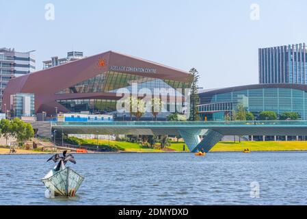 ADELAIDE, AUSTRALIEN, 7. JANUAR 2020: Adelaide Convention Center am Riverside of Torrens in Australien Stockfoto