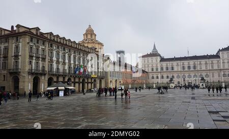 Sublime Straße von Turin im Nebel, Italien Stockfoto