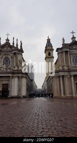 Sublime Straße von Turin im Nebel, Italien Stockfoto