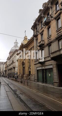 Sublime Straße von Turin im Nebel, Italien Stockfoto