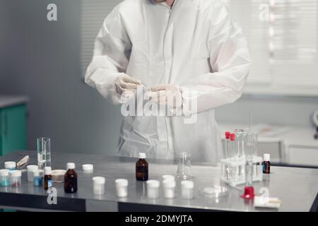 Apothekenlabor. Ein Wissenschaftler mischt eine flüssige Form von Medikamenten in einem Reagenzglas. Herstellung von verschreibungspflichtigen Medikamenten. Verordnungsabteilung. Pharmazie Herstellung von Medikamenten. Stockfoto