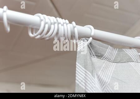 Close-up of an incomplete gray curtain in the bathroom Stockfoto