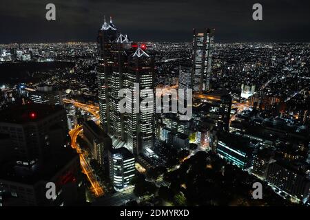 Tokio. November 2020. Das am 10. November 2020 am Observatorium des Tokyo Metropolitan Government Building aufgenommene Foto zeigt die Nachtansicht von Tokio, Japan. Tokio ist die Hauptstadt und bevölkerungsreichste Präfektur Japans. Wie Sie vielleicht von einer der geschäftigsten Städte der Welt erwarten, ist Tokio bei Nacht phänomenal lebendig. Quelle: Du Xiaoyi/Xinhua/Alamy Live News Stockfoto