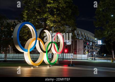 Tokio. November 2020. Das am 10. November 2020 aufgenommene Foto zeigt die beleuchteten Olympischen Ringe und das neue Nationalstadion, das Hauptstadion der Olympischen und Paralympischen Spiele in Tokio, Japan. Tokio ist die Hauptstadt und bevölkerungsreichste Präfektur Japans. Wie Sie vielleicht von einer der geschäftigsten Städte der Welt erwarten, ist Tokio bei Nacht phänomenal lebendig. Quelle: Du Xiaoyi/Xinhua/Alamy Live News Stockfoto