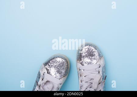Stilvolle weibliche Frühjahr oder Herbst silberne Schuhe auf blauem Hintergrund. Beauty- und Modekonzept. Flach liegend, Draufsicht - Bild Stockfoto