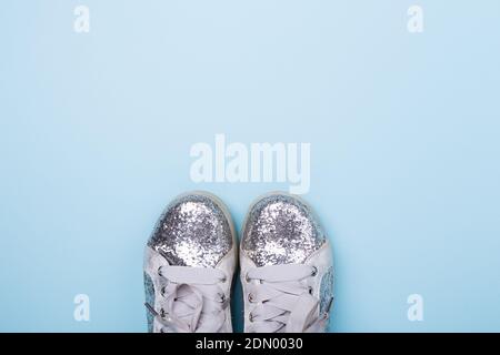 Stilvolle weibliche Frühjahr oder Herbst silberne Schuhe auf blauem Hintergrund. Beauty- und Modekonzept. Flach liegend, Draufsicht - Bild Stockfoto
