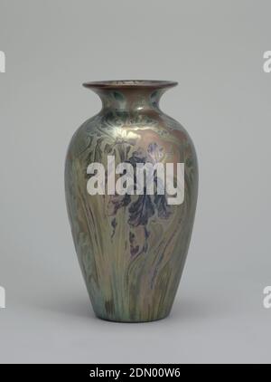 Vase, Jacques Sicard, französisch, 1865–1923, Glasiertes und gelaustertes Steingut, grauweißer Tonkörper, gegossen. Monumentaler länglicher ovoider Körper mit Bördelrand; kein Fuß. Verziert mit durchgehenden Iris in voller Blüte mit leicht vereißelten Blättern und Stielen, die sich über den Körper und die Schulter erstrecken. Inneneinrichtung mit Bördelrand, mit kurzen, welligen Linien verziert. Dekoration in metallischen Lüstern auf einem irisierenden Boden in Schattierungen von gedämpftem Grün, Pfauenblau, dunkelviolett, Lavendel, Lachsrosa und Gold über einer kupferglänzenden Glasur. Innen mit kupferroter Glanzglasur überzogen. Unten glasiert ein hellgrün Stockfoto