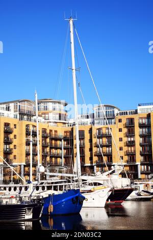 Boote, die am St Katherine Dock London England vertäut sind, wurden entwickelt In 1828 und jetzt mit Geschäften, Bars, Restaurants und umgewandelt Wohnhäuser und Liegeplätze Stockfoto