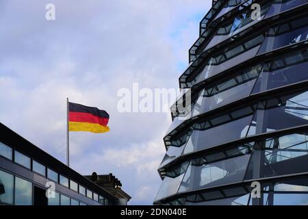 Deutsche Nationalflagge auf dem obersten Gebäude Stockfoto
