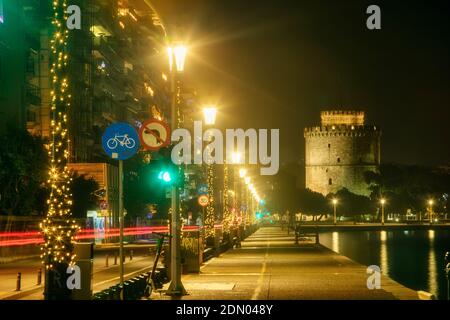 Thessaloniki, Griechenland - 12. Dezember 2020: Weihnachtsschmuck in den Straßen und Plätzen der Stadt Thessaloniki Stockfoto