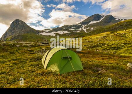 Zelt mit Bergen im Hintergrund, Wandern im Stora sjöfallet Nationalpark im Sommer, Schwedisch Lappland, Schweden Stockfoto