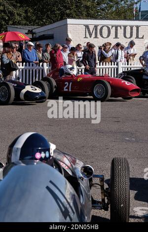 Oldtimer-Formel-1-Rennwagen warten im Fahrerlager an Goodwood Revival 2019 Stockfoto