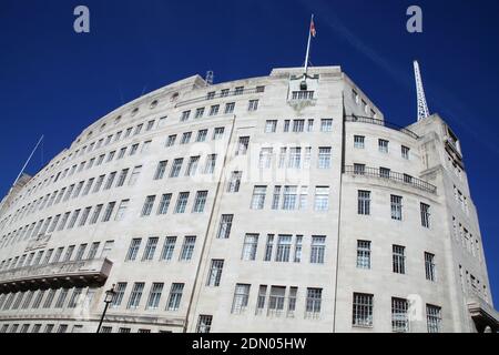 BBC Broadcasting House wurde 1932 im Art déco-Stil in Portland Place, Regent Street, London, England erbaut und war der ursprüngliche Hauptsitz der Stockfoto