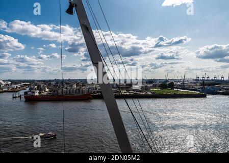 Containerkrane und ein Frachtschiff liegen im Hamburger Hafen an der Elbe Stockfoto