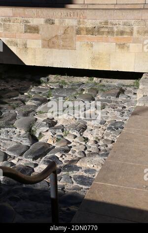 Reste der Via Domitia, Römerstraße, am Rathausplatz in Narbonne Stockfoto