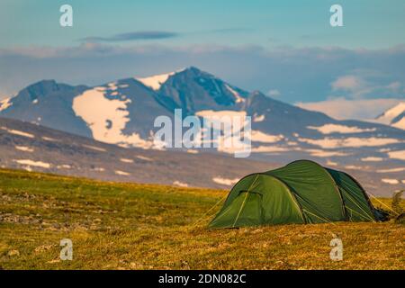 Zelt mit Sarek Nationalpark hohe Berge im Hintergrund, Wandern entlang der Kingstrail im Stora sjöfallet Nationalpark im Sommer, Schwedisch La Stockfoto