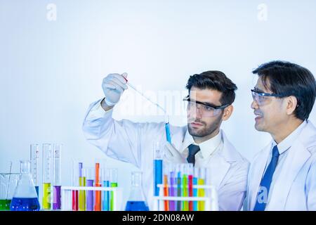Forscherteam analysiert Teststudie Impfstoffdaten der neuen Generation. Sie arbeiten in einem modernen Labor / Medical Center. Stockfoto