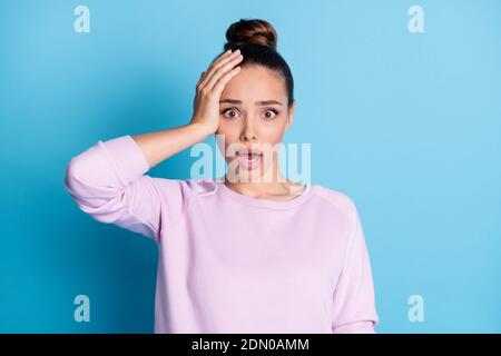 Nahaufnahme Porträt von ihr sie schön aussehend attraktiv ziemlich verwirrt besorgt Braunhaarige Mädchen schlechte Nachrichten Reaktion isoliert über hellen lebendigen Glanz Stockfoto