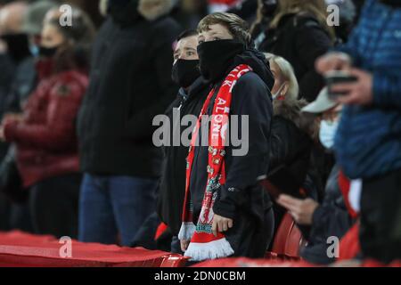 Liverpool-Fans sehen sich das Aufwärmen vor dem Spiel an Stockfoto