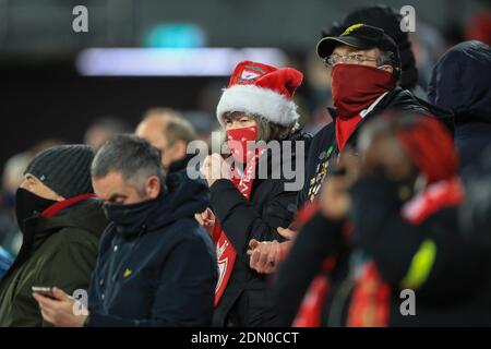 Liverpool-Fans sehen sich das Aufwärmen vor dem Spiel an Stockfoto