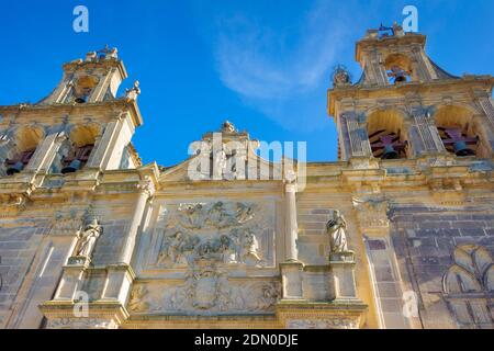 Blick auf die Türme der Glocken der Basilika und der Königlichen Stiftskirche Santa Maria. Ubeda, Andalusien, Spanien Stockfoto