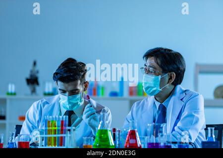 Forscherteam analysiert Teststudie Impfstoffdaten der neuen Generation. Sie arbeiten in einem modernen Labor / Medical Center. Stockfoto