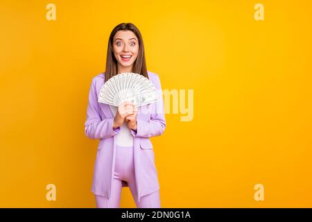 Portrait von ihr sie schön attraktiv schön fröhlich fröhlich froh Erfolgreiche infantile Mädchen hält in den Händen Fan Bargeld isoliert Überhell Stockfoto