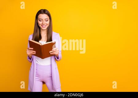 Foto von ziemlich Business Dame mit Lieblings-Abenteuer Buch lesen Während der Fahrt mit der Metro nach Hause nach harten Arbeitstag tragen lila Büroanzug isoliert Stockfoto