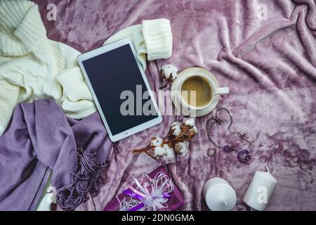 Frauen Mode Tuch, Accessoires und Büroausstattung. Flach Lay weibliche Casual-Look mit warmweißen Pullover auf lila Hintergrund. Draufsicht. Stockfoto