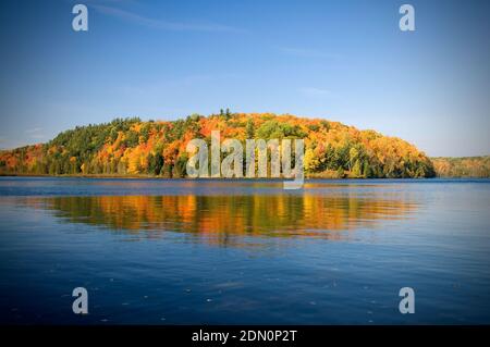 Wunderschöner Herbstblick auf den Meech Lake im Gatineau Park Québec Horizontal Stockfoto