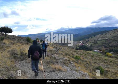 Wanderer mit Rucksäcken auf einer Bergwanderung im Cidacos-Tal. Stockfoto