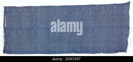 Fragment, Medium: Seidentechnik: Einfarbiges Compound Satin, Horizontale Reihen weißer Botanik auf blauem Boden., Iran, 18. Jahrhundert, gewebte Textilien, Fragment Stockfoto