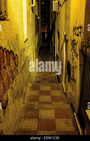 Athen, Griechenland - 31. März 2018: Beleuchtete Gasse in der Nacht Stockfoto