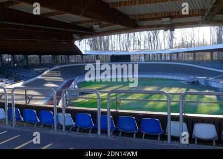 Köln, Deutschland. Dezember 2020. Das Radstadion der Albert-Richter-Bahn in der Nähe des Rhein-Energie-Stadions ist derzeit menschenleer. Der Ausbau des Kölner Radsportstadions wird vom Land NRW und der Bundesregierung mit insgesamt 20 Millionen Euro gefördert. Quelle: Henning Kaiser/dpa/Alamy Live News Stockfoto