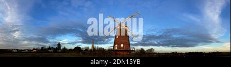 Thaxted, Großbritannien. Dezember 2020. Thaxted Essex England John Webbs Windmühle und Thaxted Kirche in der Dämmerung 17 Dezember 2020 Panoramablick auf die bokolische englische Landschaft in der Dämmerung, da für die nächsten Tage bis Weihnachten ein kühles Wetter erwartet wird. Fotografiert auf einem iphone. Kredit: BRIAN HARRIS/Alamy Live Nachrichten Stockfoto